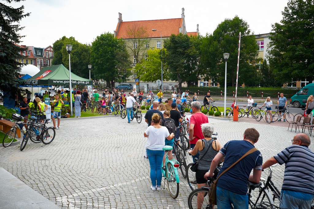 Znakowanie rowerów przed starostwem