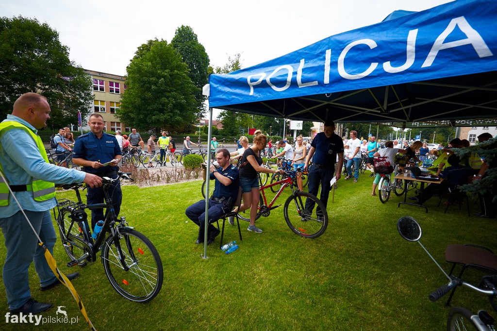 Znakowanie rowerów przed starostwem