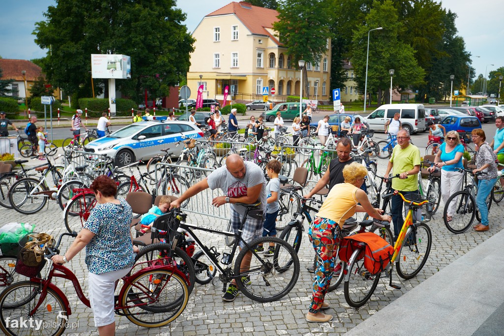 Znakowanie rowerów przed starostwem