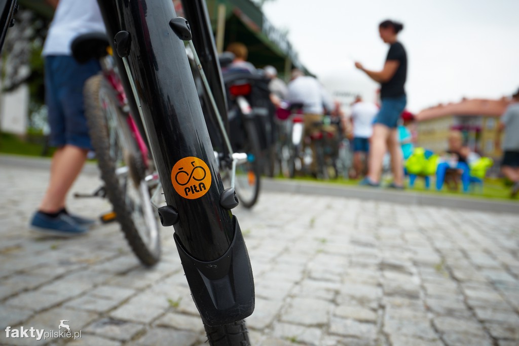 Znakowanie rowerów przed starostwem