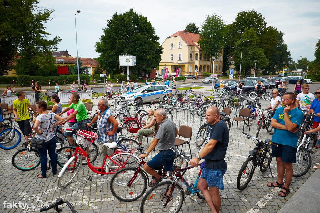 Znakowanie rowerów przed starostwem