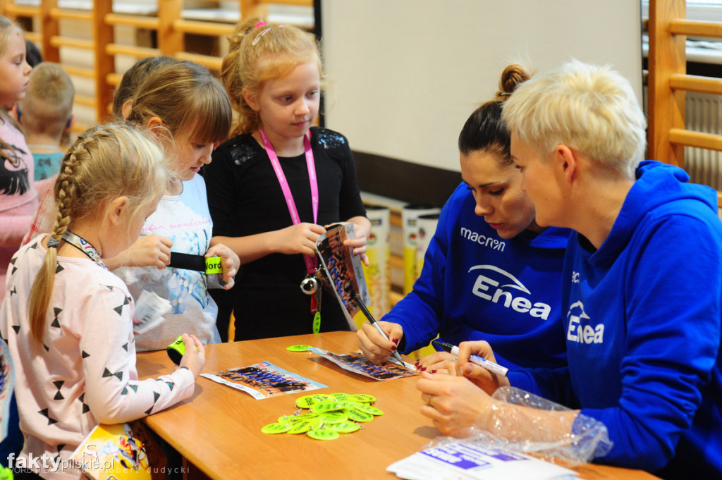 Siatkarki i WORD rozdają odblaski