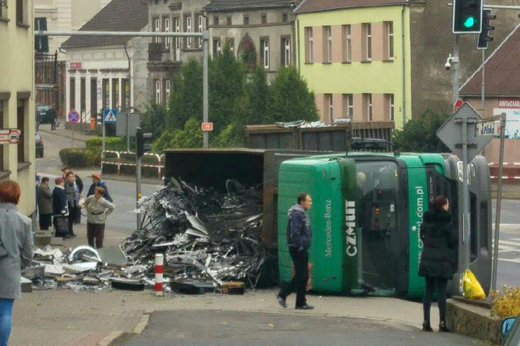 Wypadek ciężarówki w Ujściu