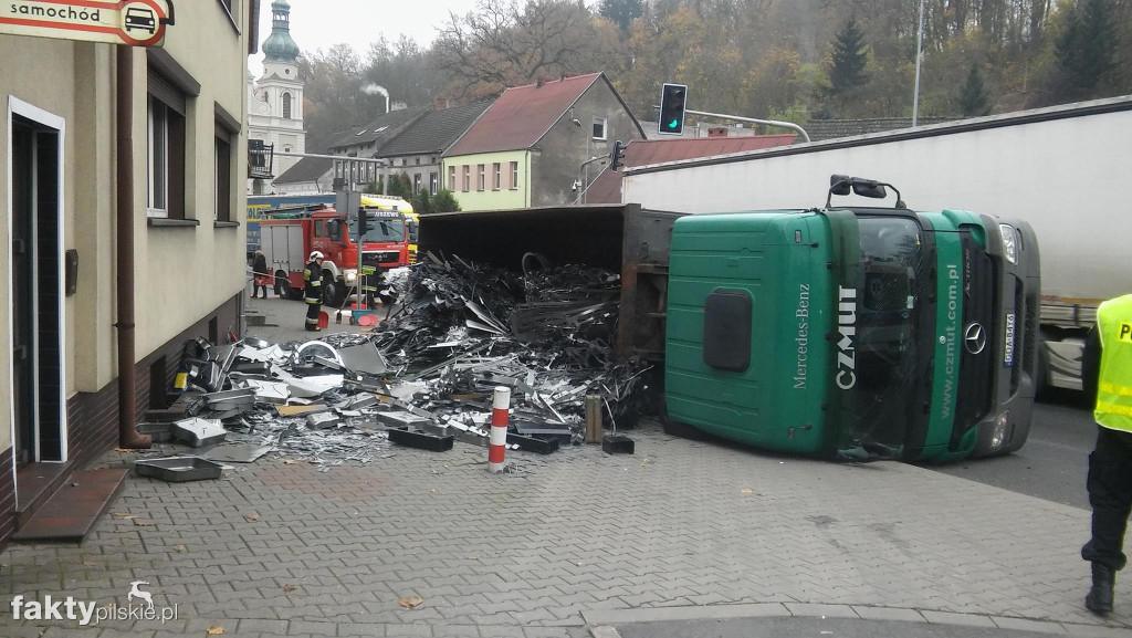 Wypadek ciężarówki w Ujściu