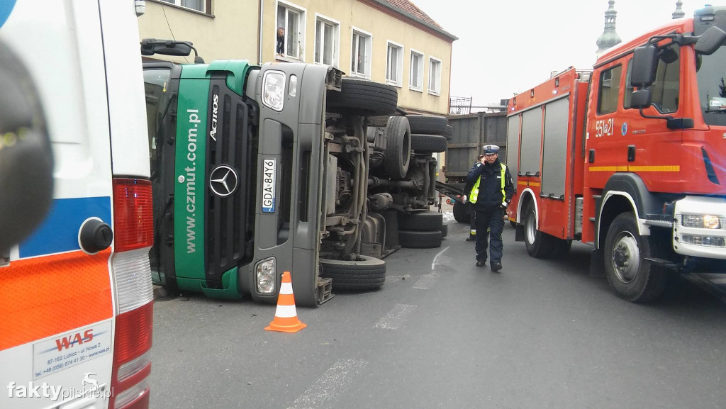 Wypadek ciężarówki w Ujściu