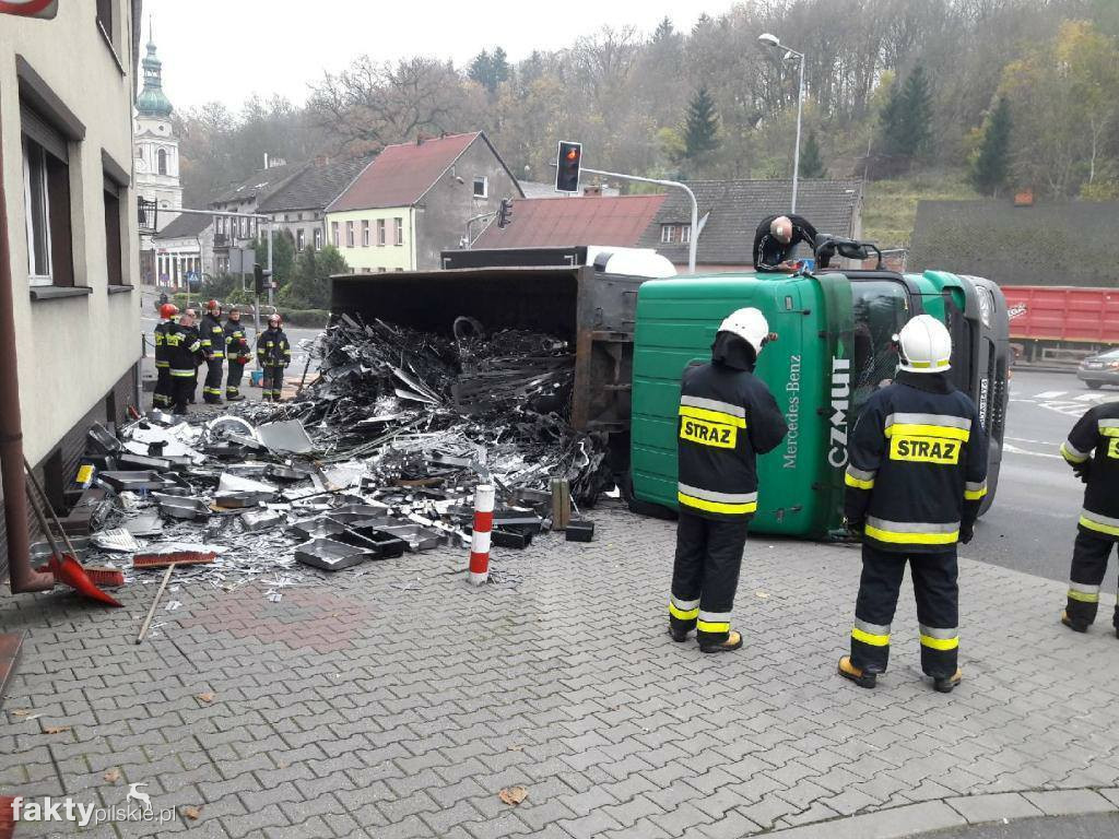 Wypadek ciężarówki w Ujściu