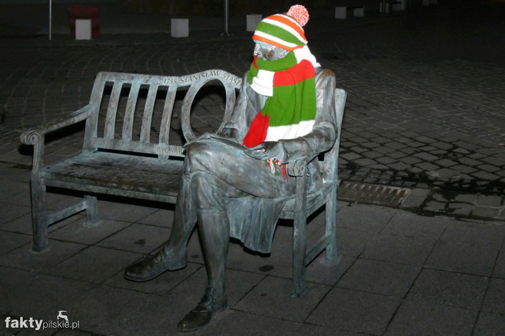 Staszic w czapce i szaliku