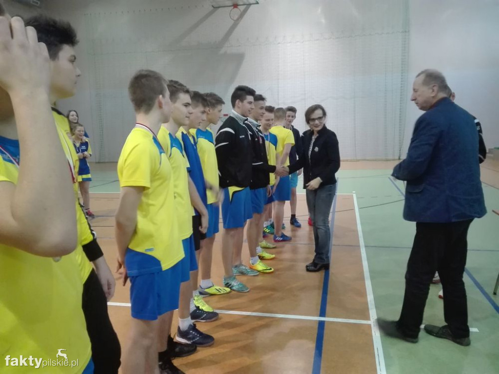 Szczypiorniści z pucharem burmistrza