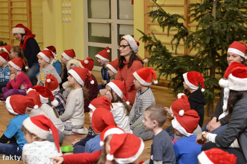 Ubieranie choinki w SP w Wyrzysku