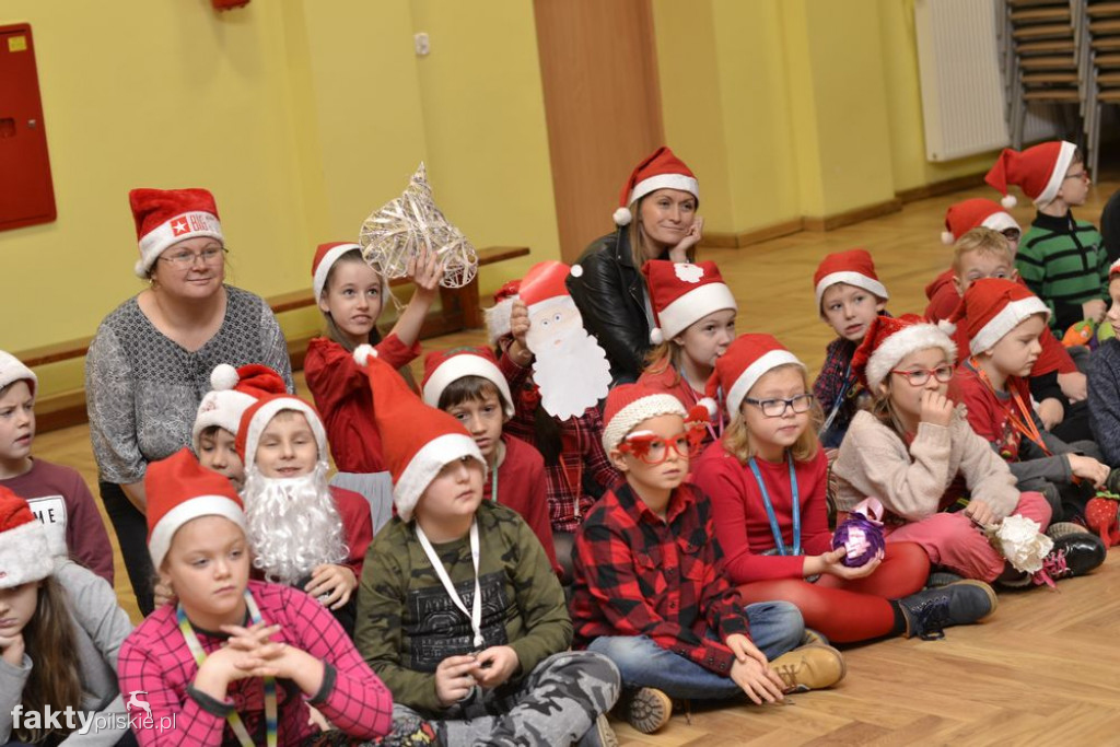 Ubieranie choinki w SP w Wyrzysku