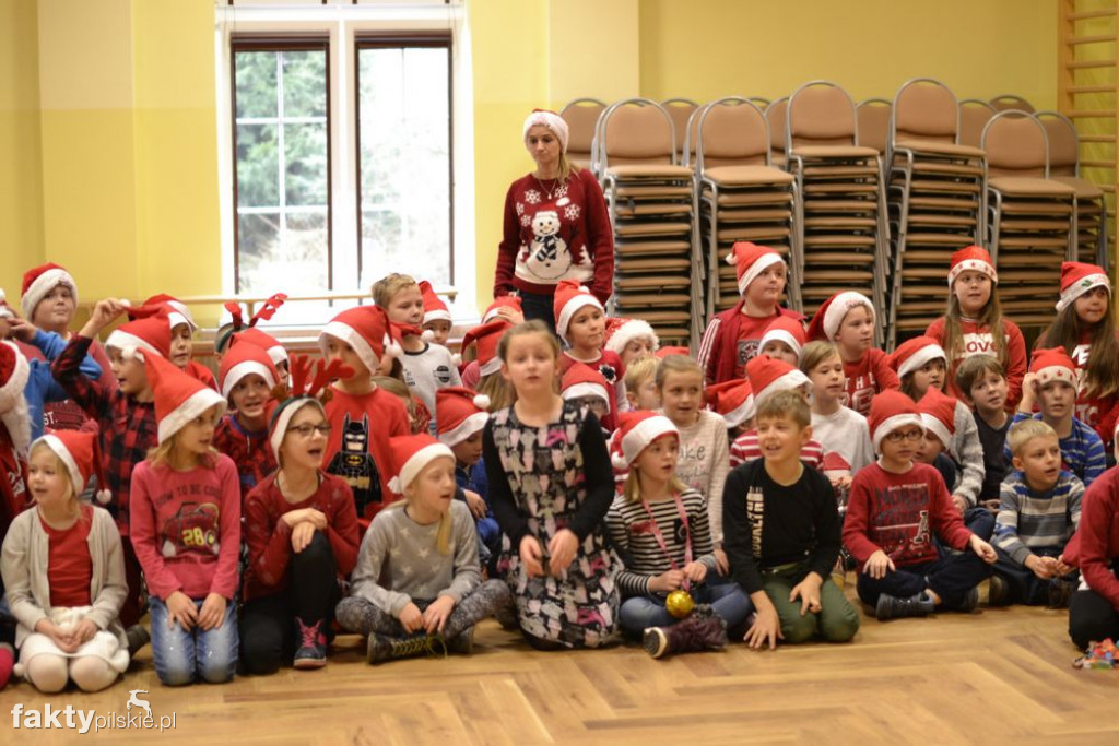 Ubieranie choinki w SP w Wyrzysku
