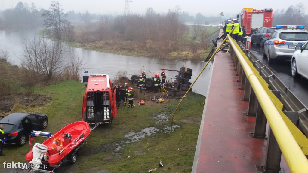 Ciężarówka spadła z mostu do Gwdy