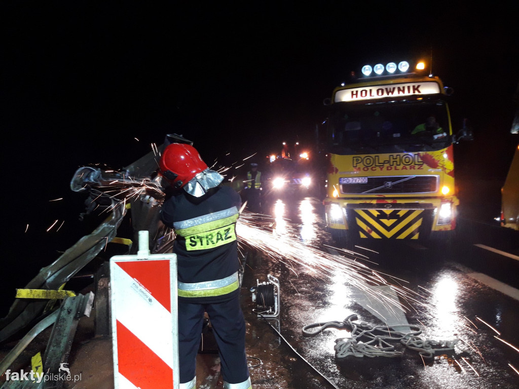 Ciężarówka spadła z mostu do Gwdy