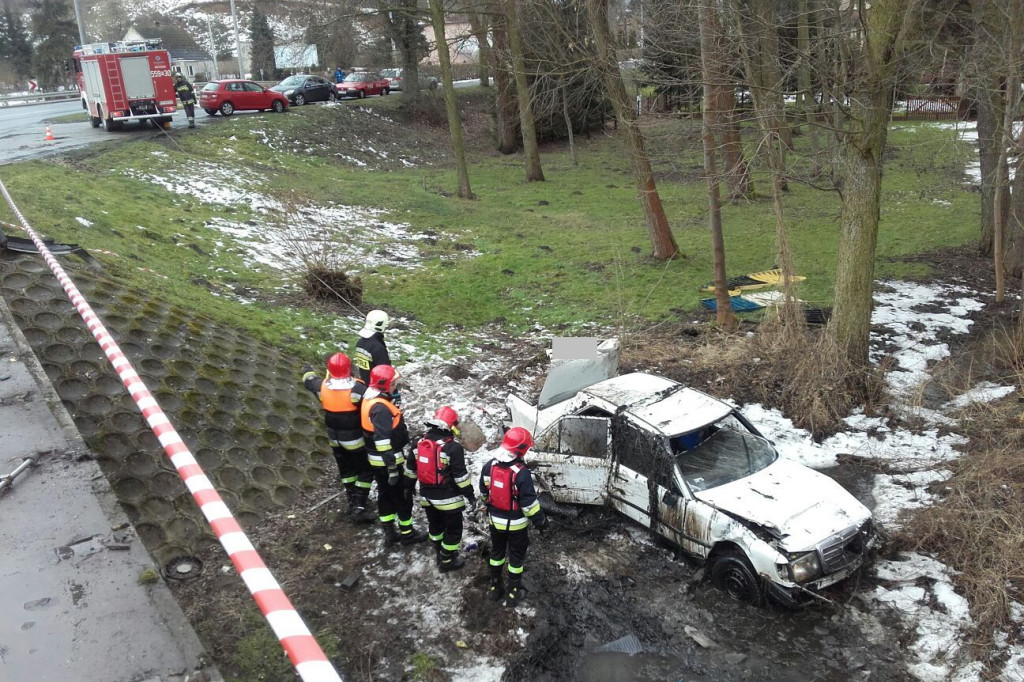 Mercedes spadł z mostu do rzeki