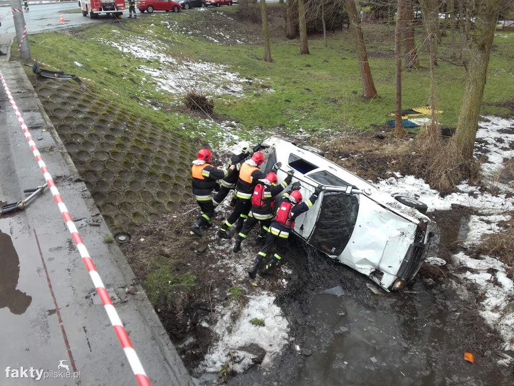 Mercedes spadł z mostu do rzeki