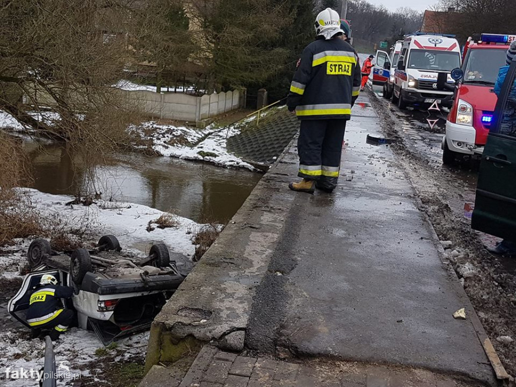 Mercedes spadł z mostu do rzeki