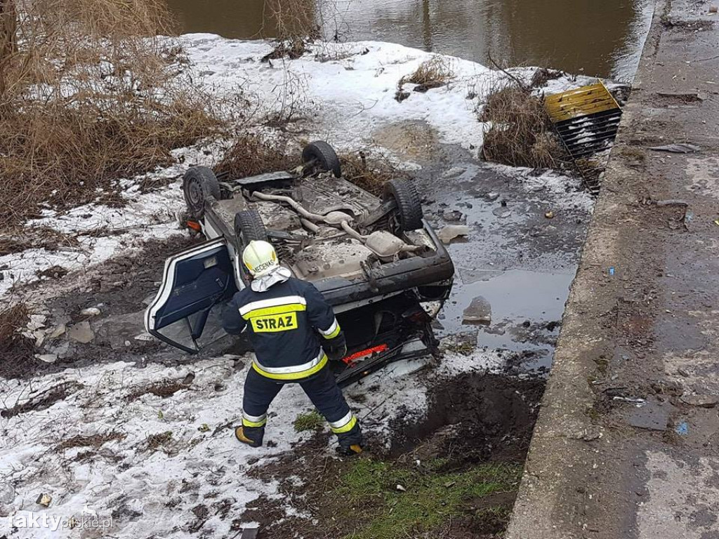 Mercedes spadł z mostu do rzeki