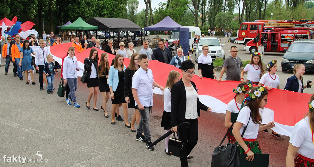 Wyrzysk: 50-metrowa biało-czerwona flaga