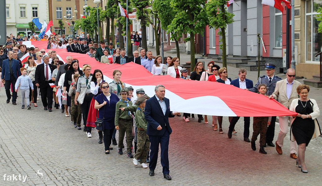 Wyrzysk: 50-metrowa biało-czerwona flaga
