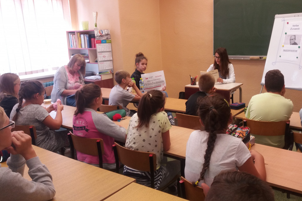 Narodowe czytanie w SP w Falmierowie