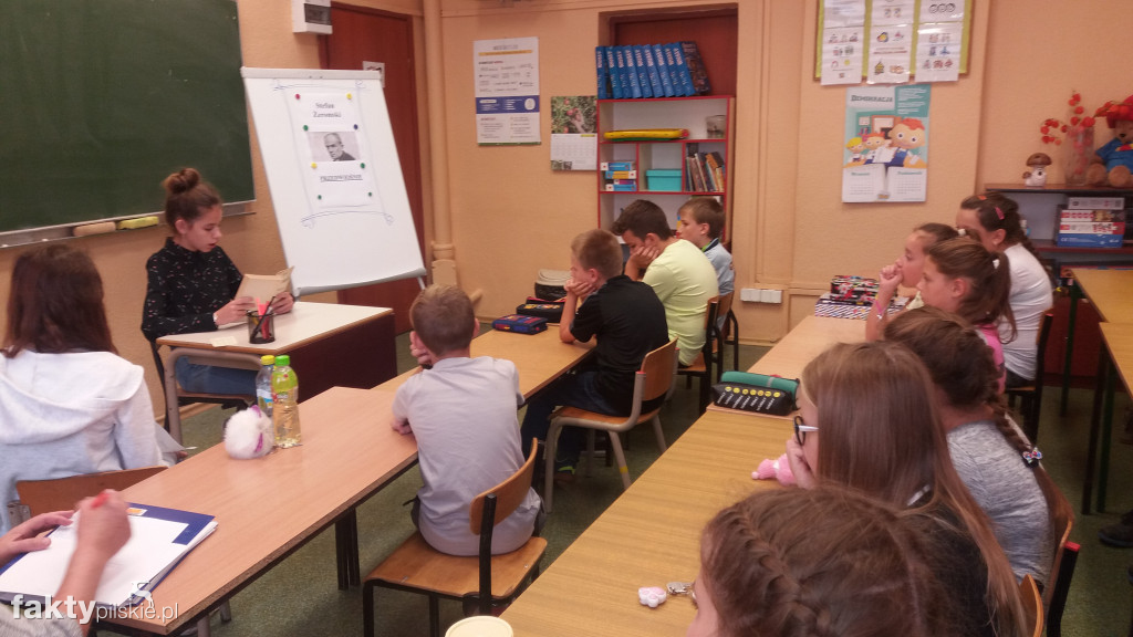 Narodowe czytanie w SP w Falmierowie