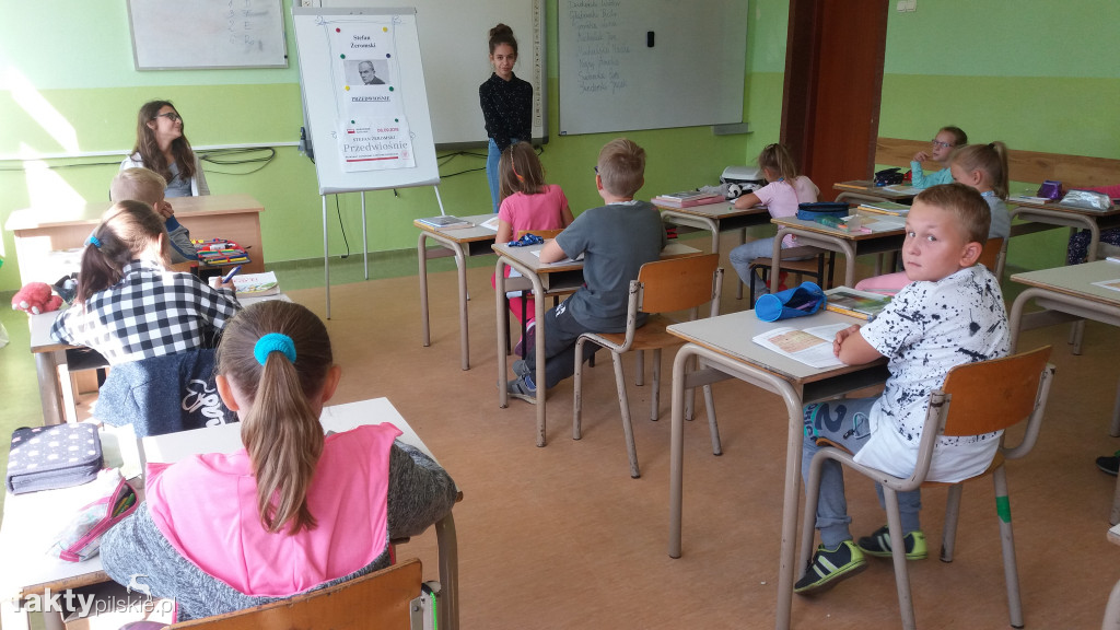 Narodowe czytanie w SP w Falmierowie