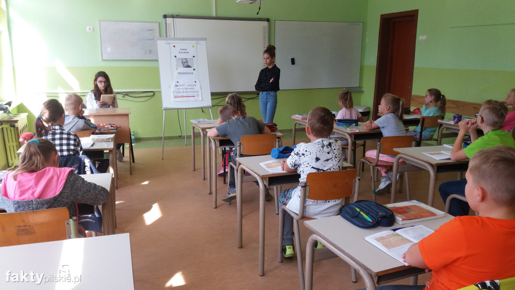 Narodowe czytanie w SP w Falmierowie