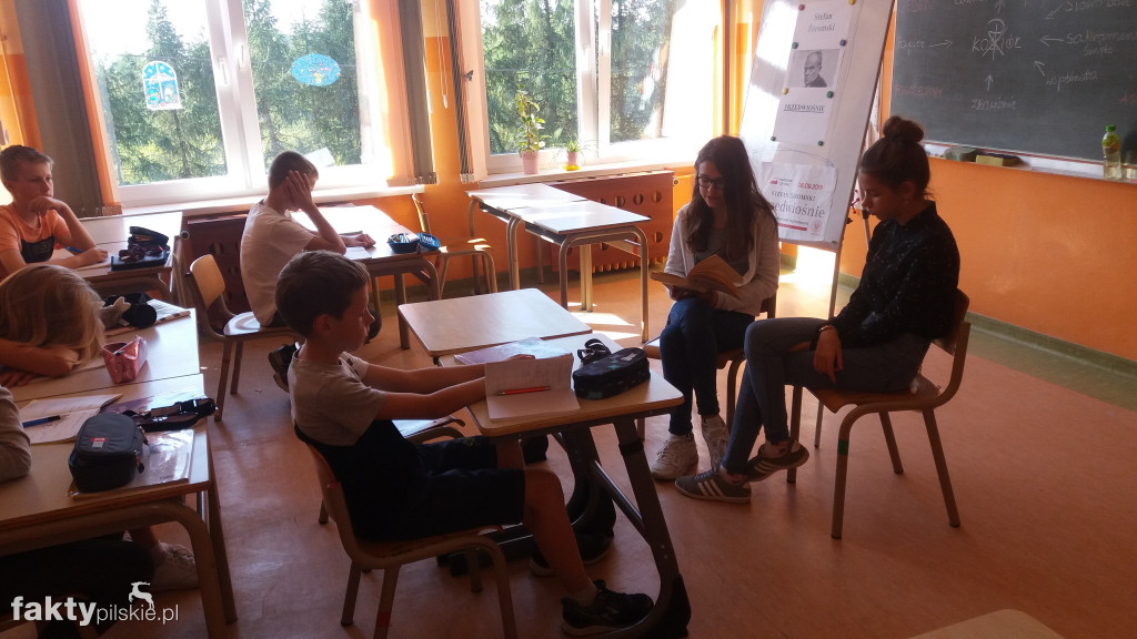 Narodowe czytanie w SP w Falmierowie