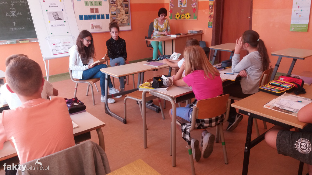 Narodowe czytanie w SP w Falmierowie