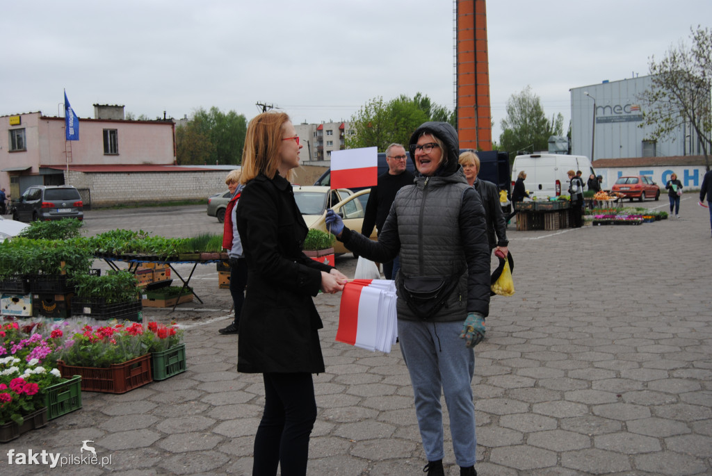 Pani poseł rozdawała chorągiewki