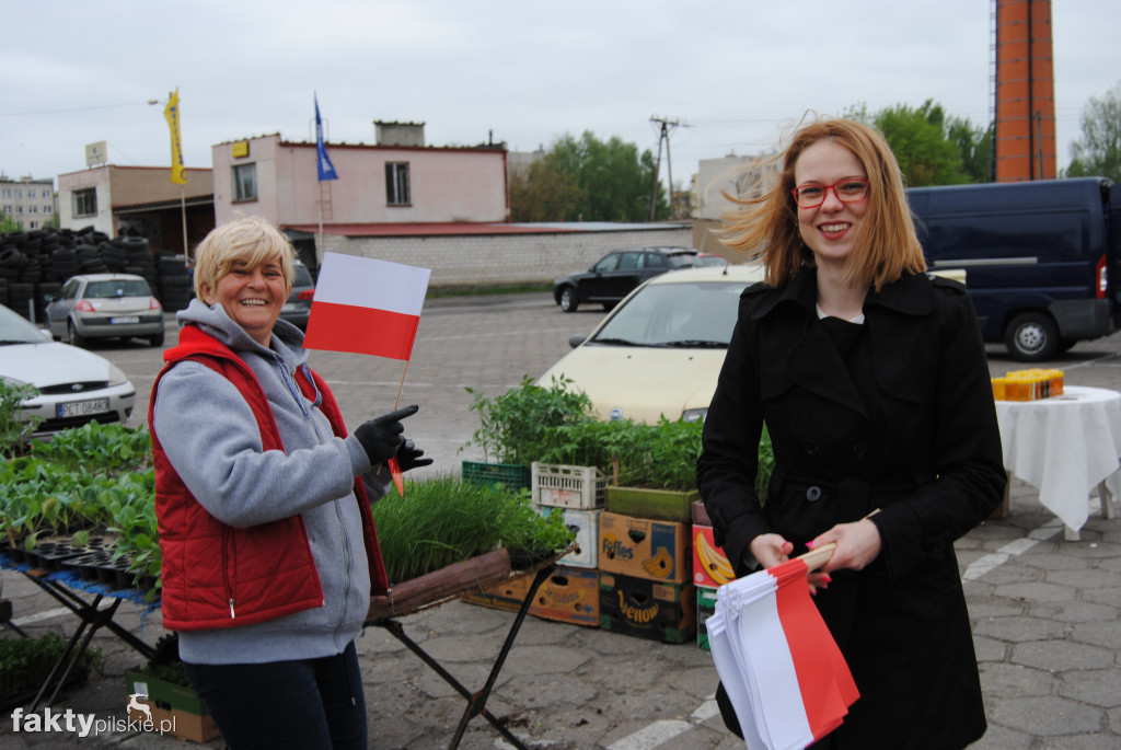 Pani poseł rozdawała chorągiewki