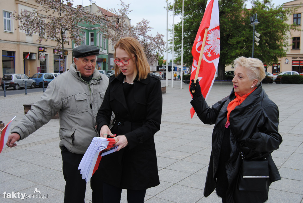 Pani poseł rozdawała chorągiewki