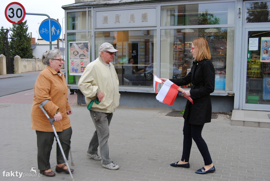 Pani poseł rozdawała chorągiewki