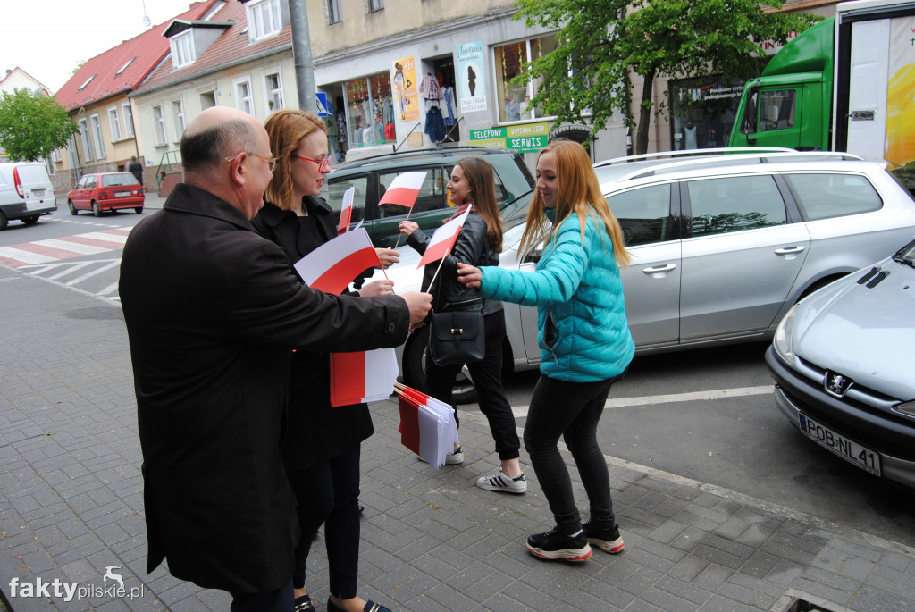 Pani poseł rozdawała chorągiewki