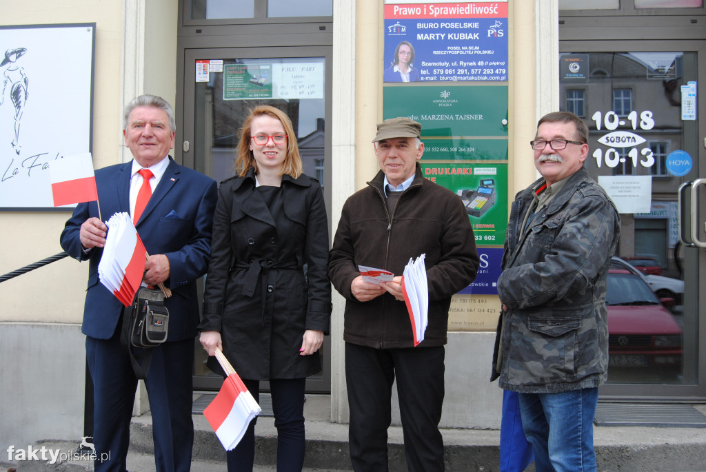 Pani poseł rozdawała chorągiewki