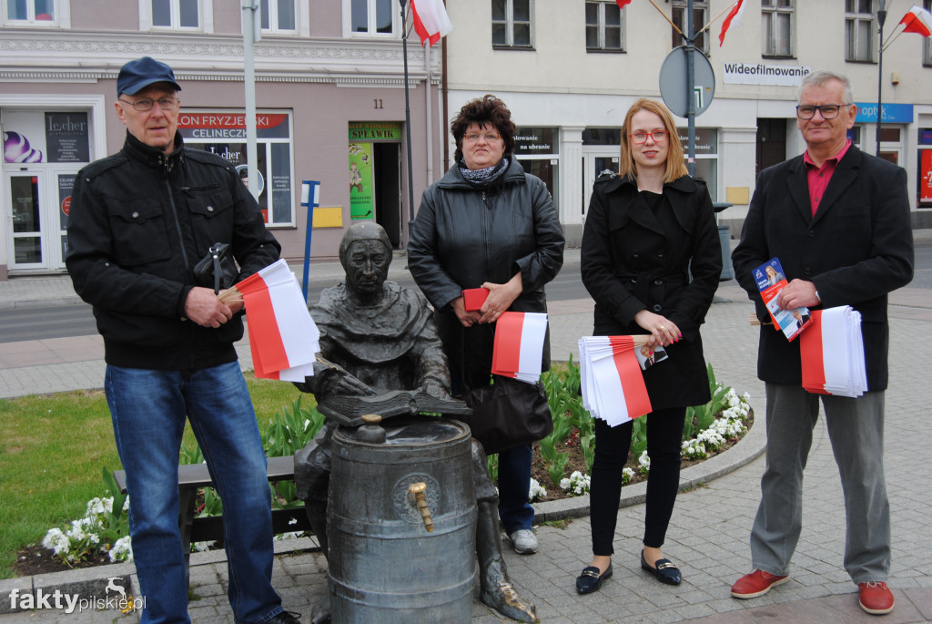 Pani poseł rozdawała chorągiewki
