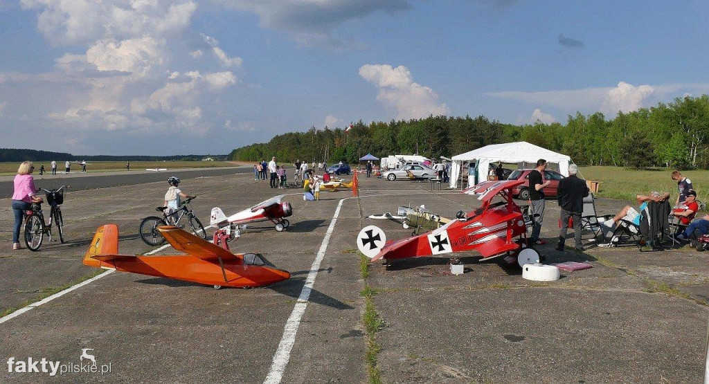 Modele latające na lotnisku w Pile