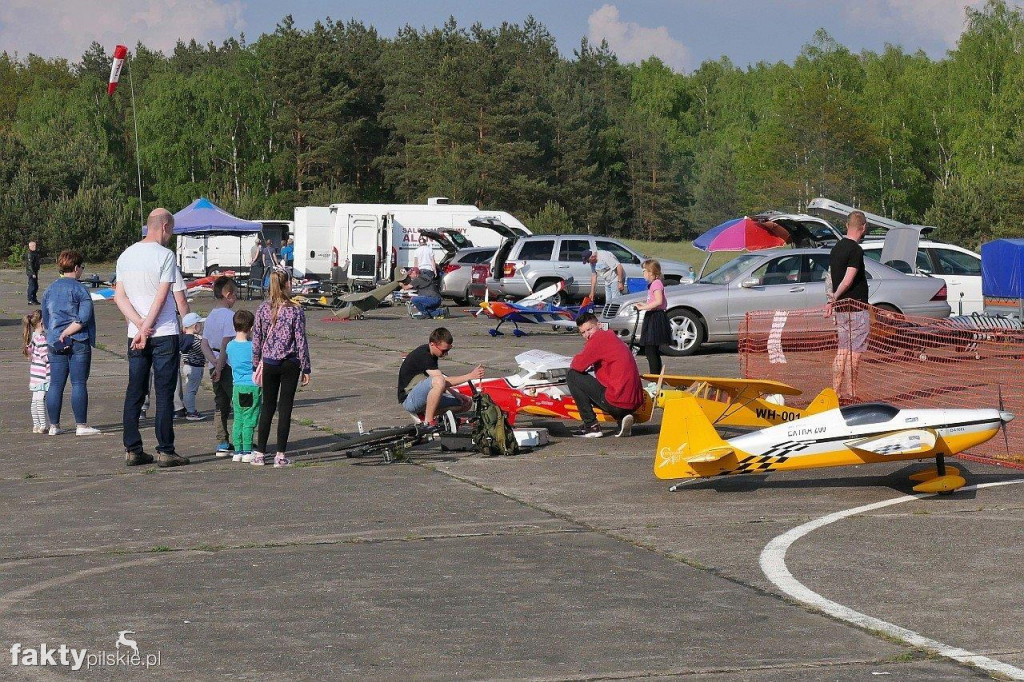 Modele latające na lotnisku w Pile