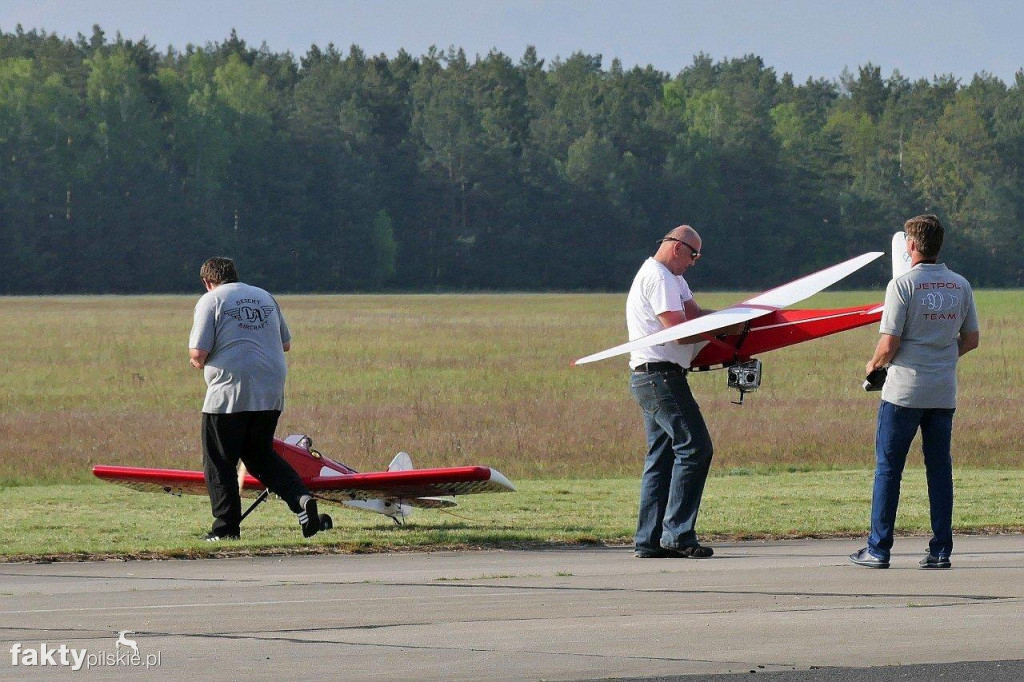 Modele latające na lotnisku w Pile