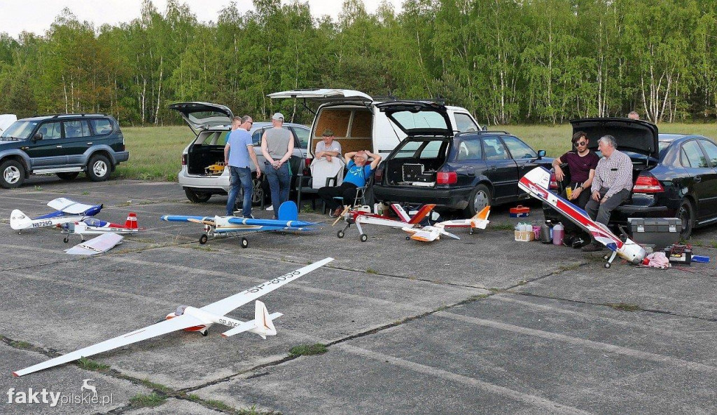 Modele latające na lotnisku w Pile