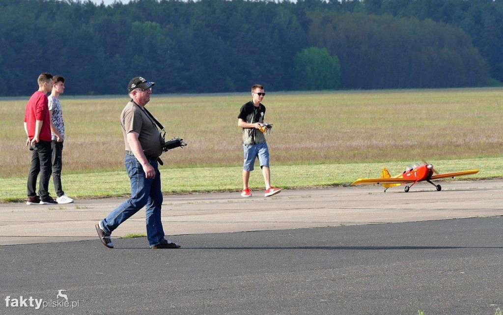 Modele latające na lotnisku w Pile