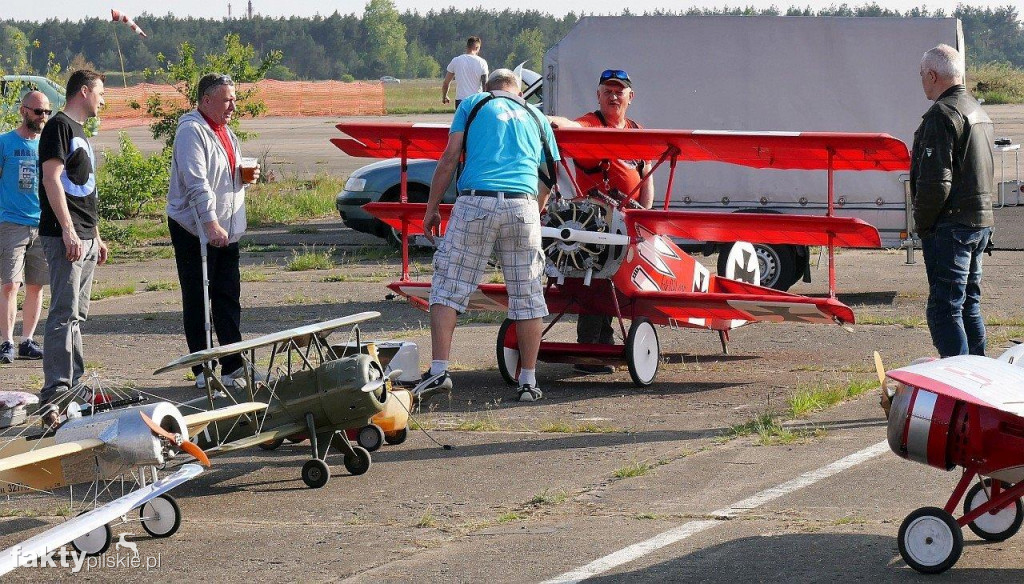 Modele latające na lotnisku w Pile