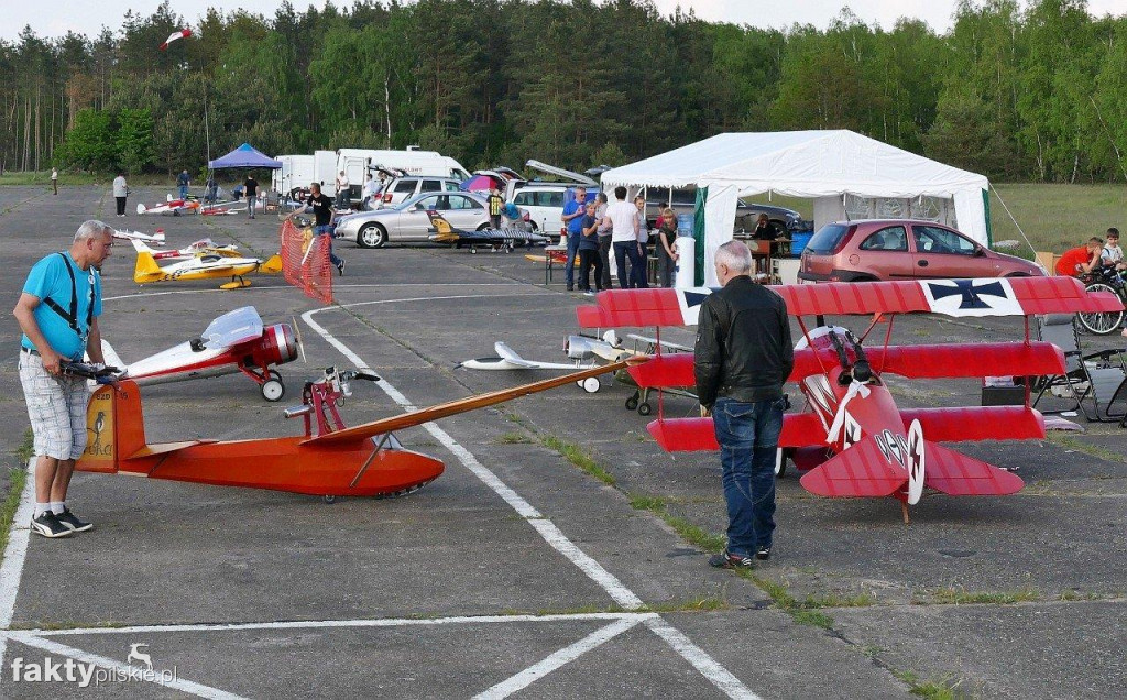 Modele latające na lotnisku w Pile