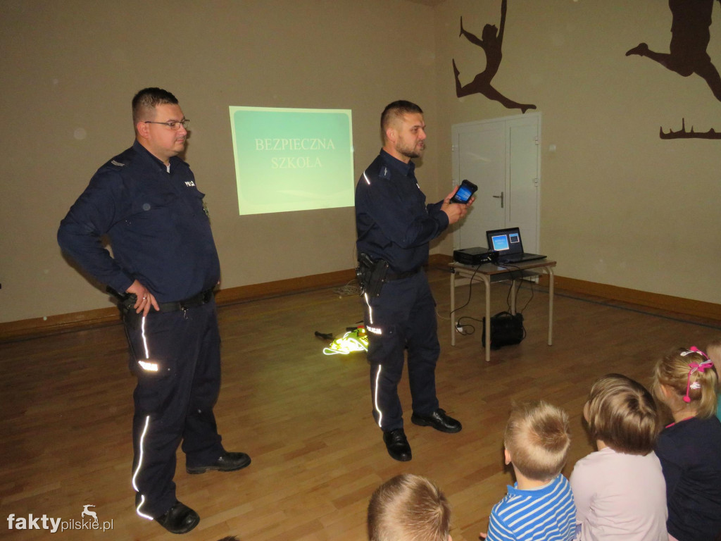 Policjanci w szkole w Falmierowie