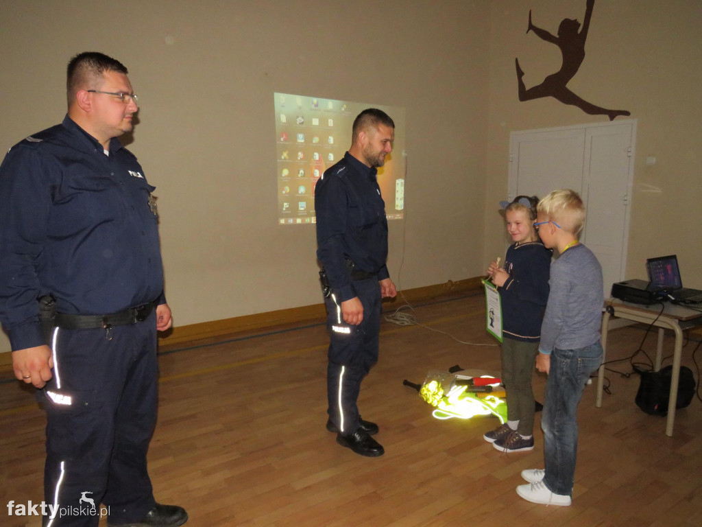 Policjanci w szkole w Falmierowie