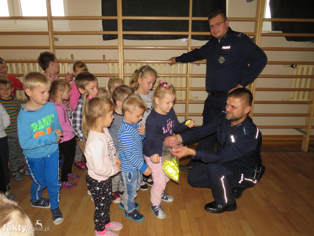 Policjanci w szkole w Falmierowie
