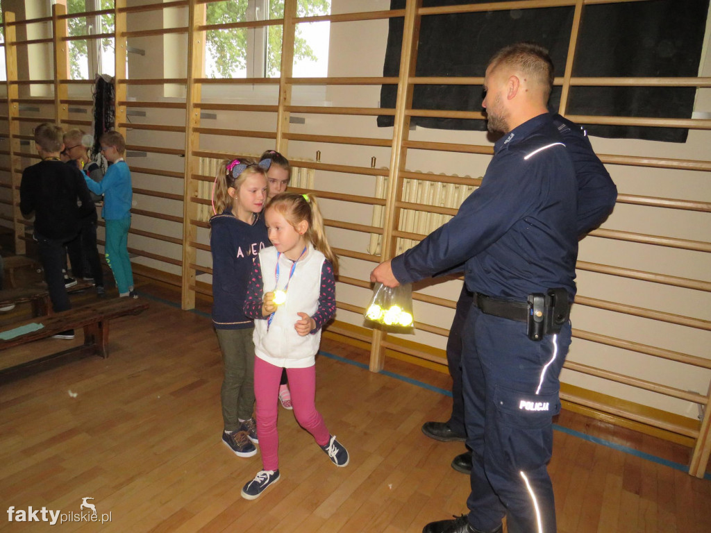 Policjanci w szkole w Falmierowie