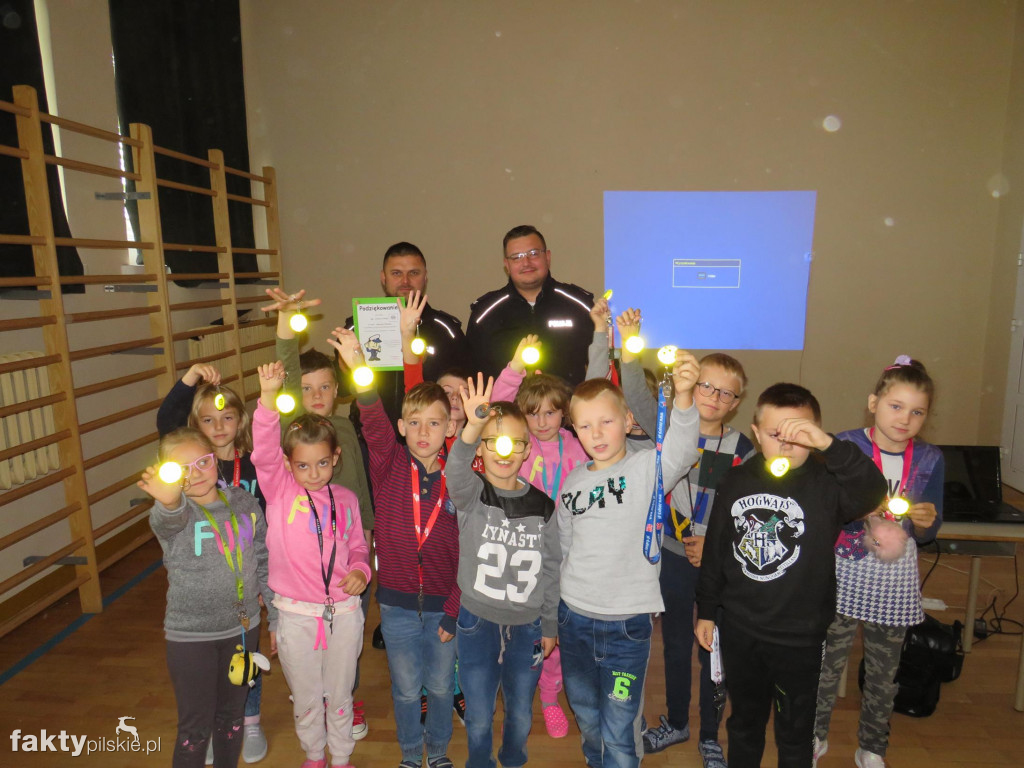 Policjanci w szkole w Falmierowie
