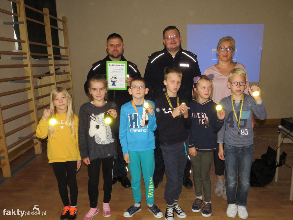 Policjanci w szkole w Falmierowie
