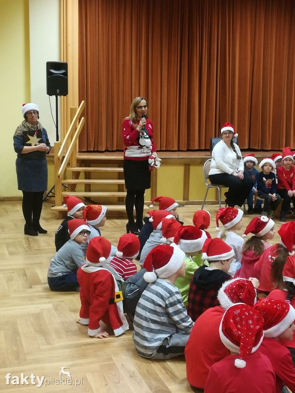 Ubieranie choinki w SP w Wyrzysku